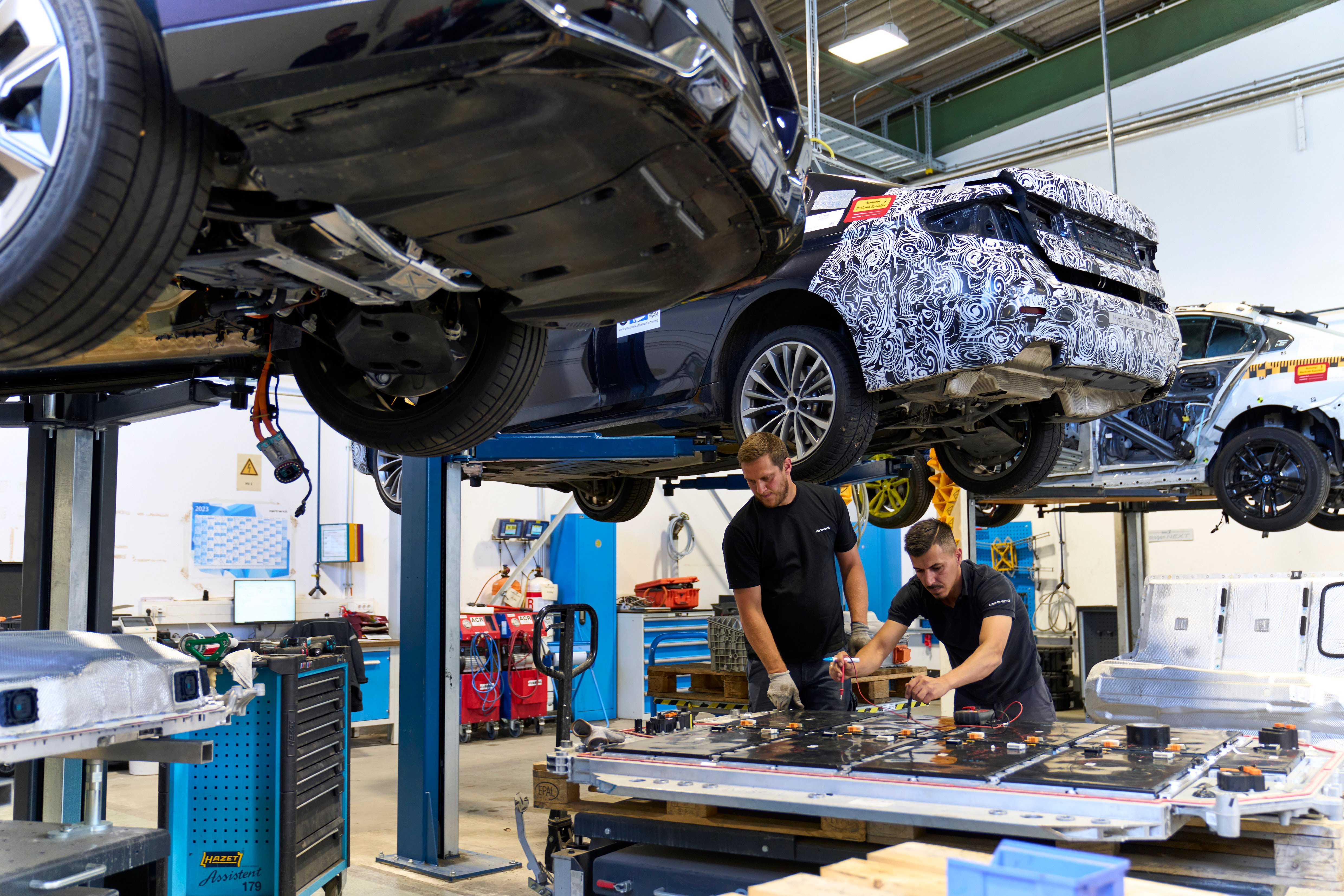 P90565793_highRes_30-years-of-bmw-grou