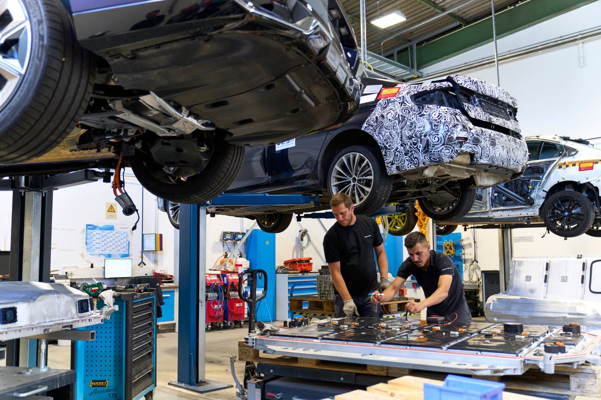 P90565793_highRes_30-years-of-bmw-grou