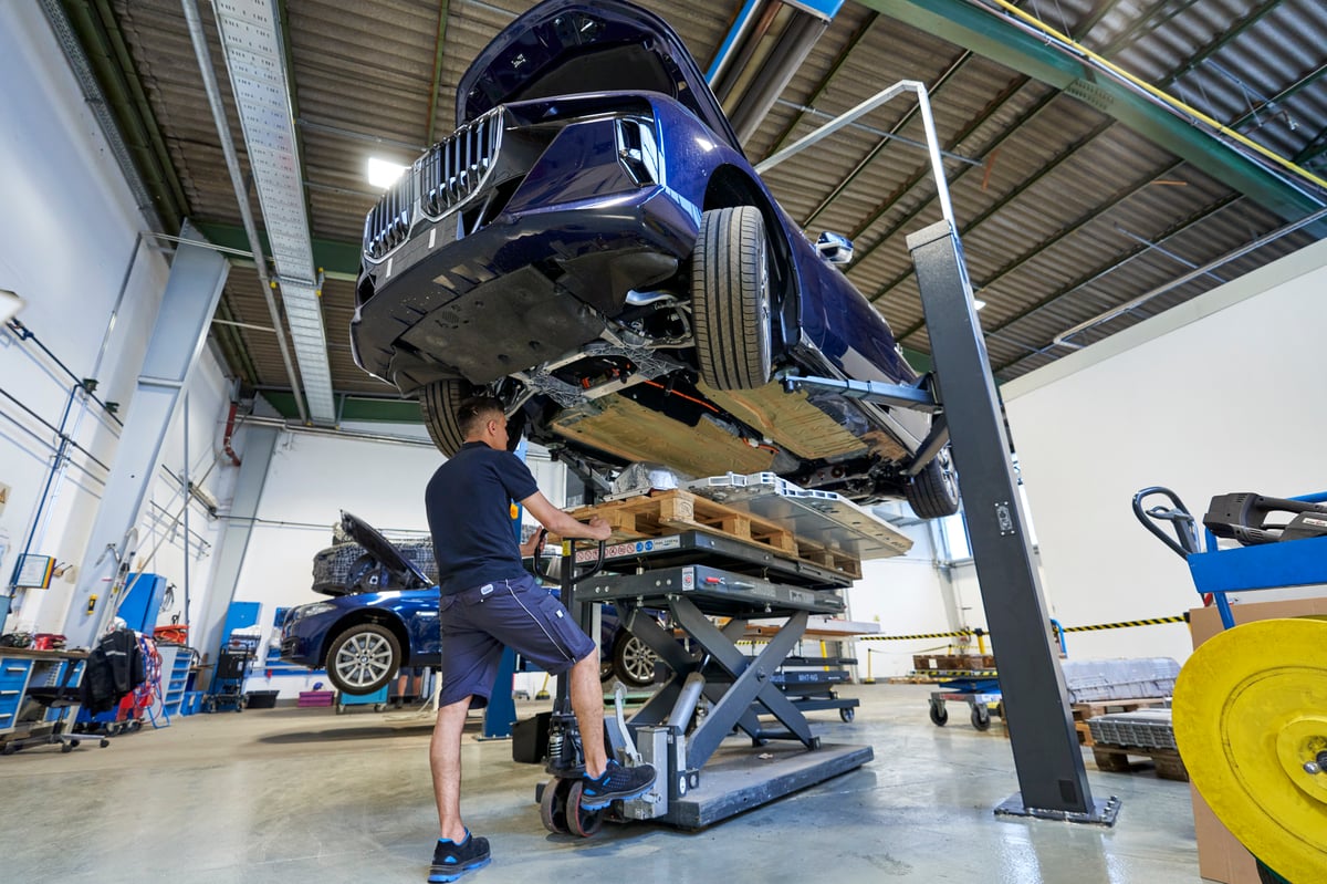 P90565794_highRes_30-years-of-bmw-grou