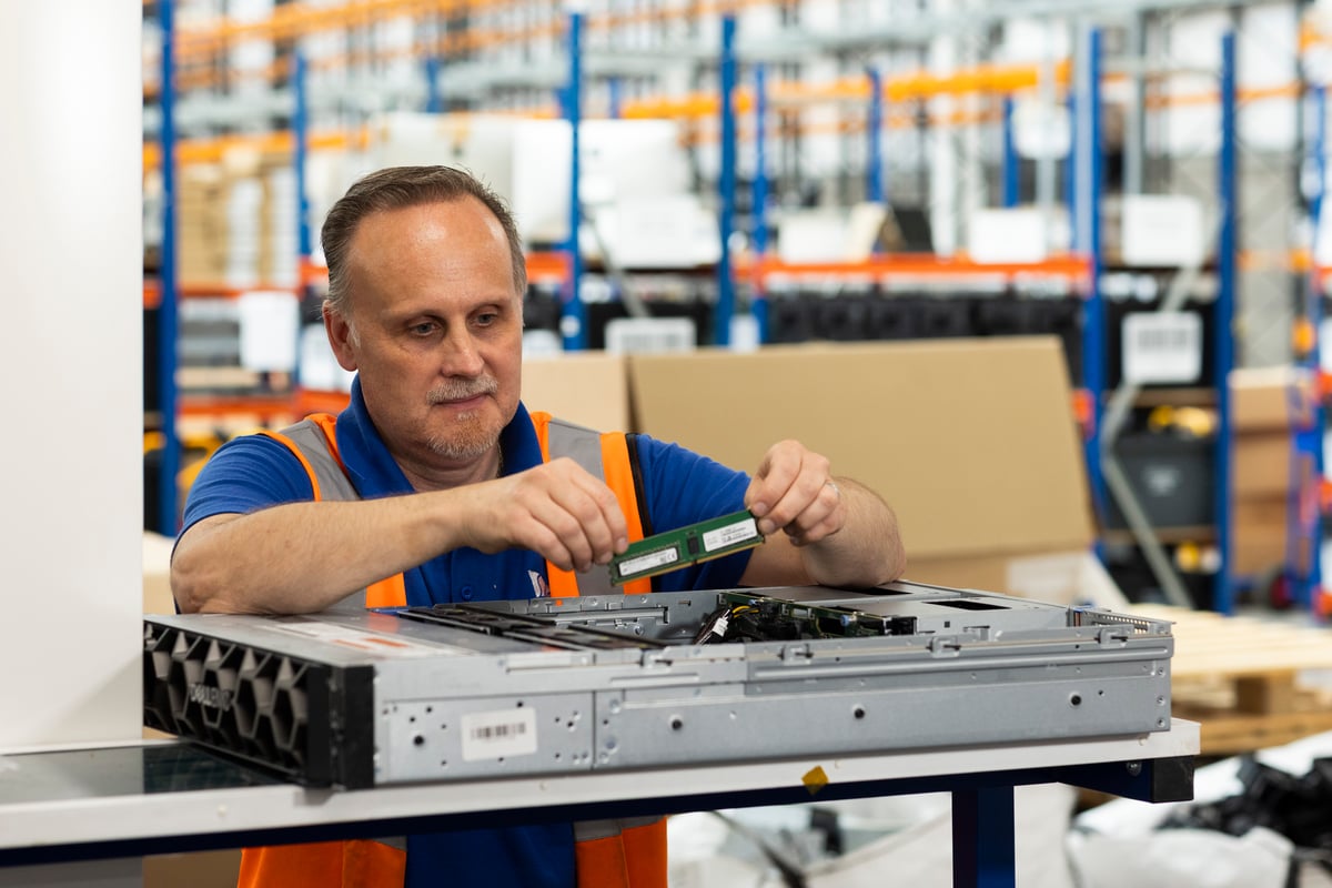 Removal of DIMM from server during ITAD data center decommissioning service
