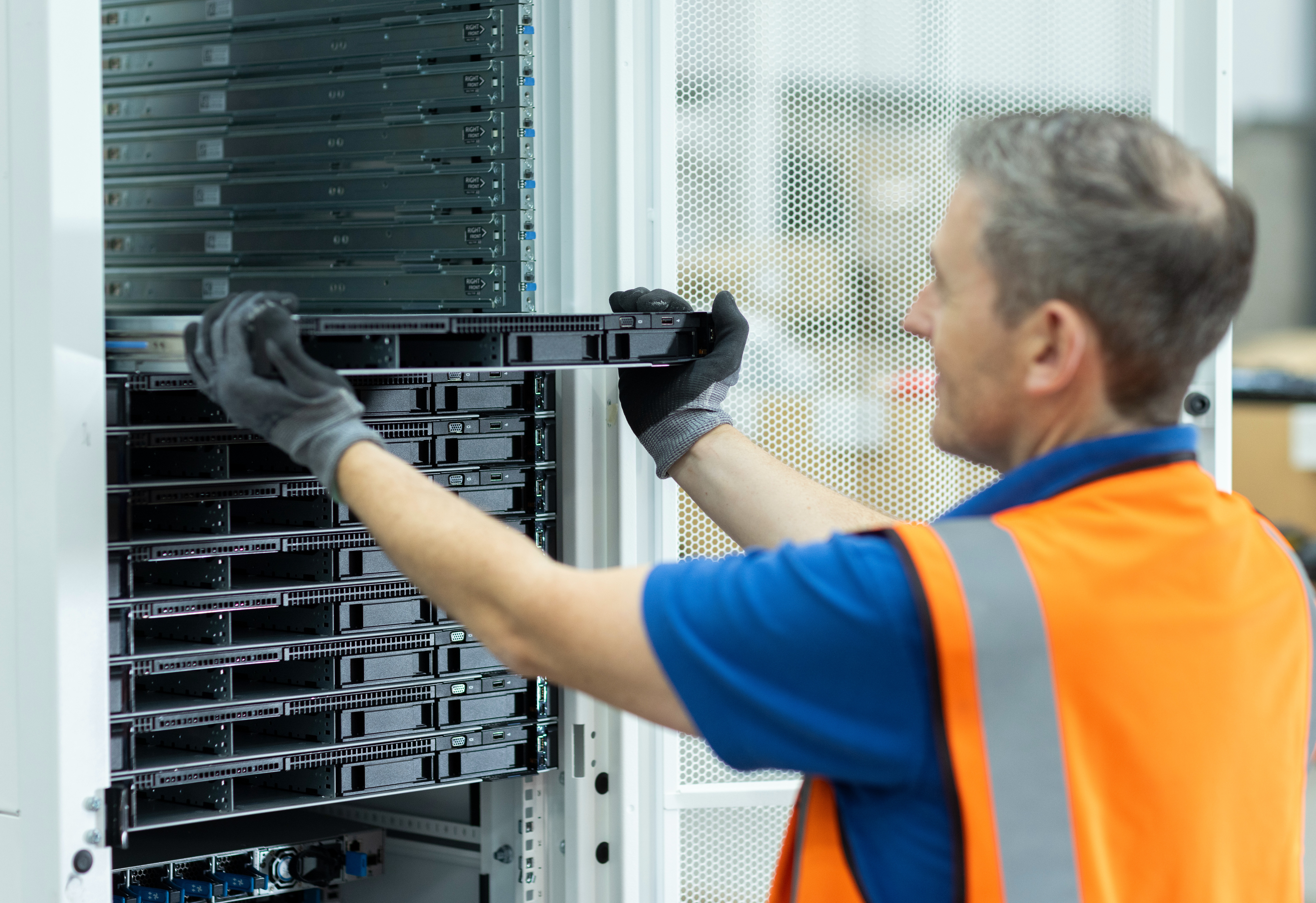 SKtes_UK_Cannock_Operator inspects server and removes blade