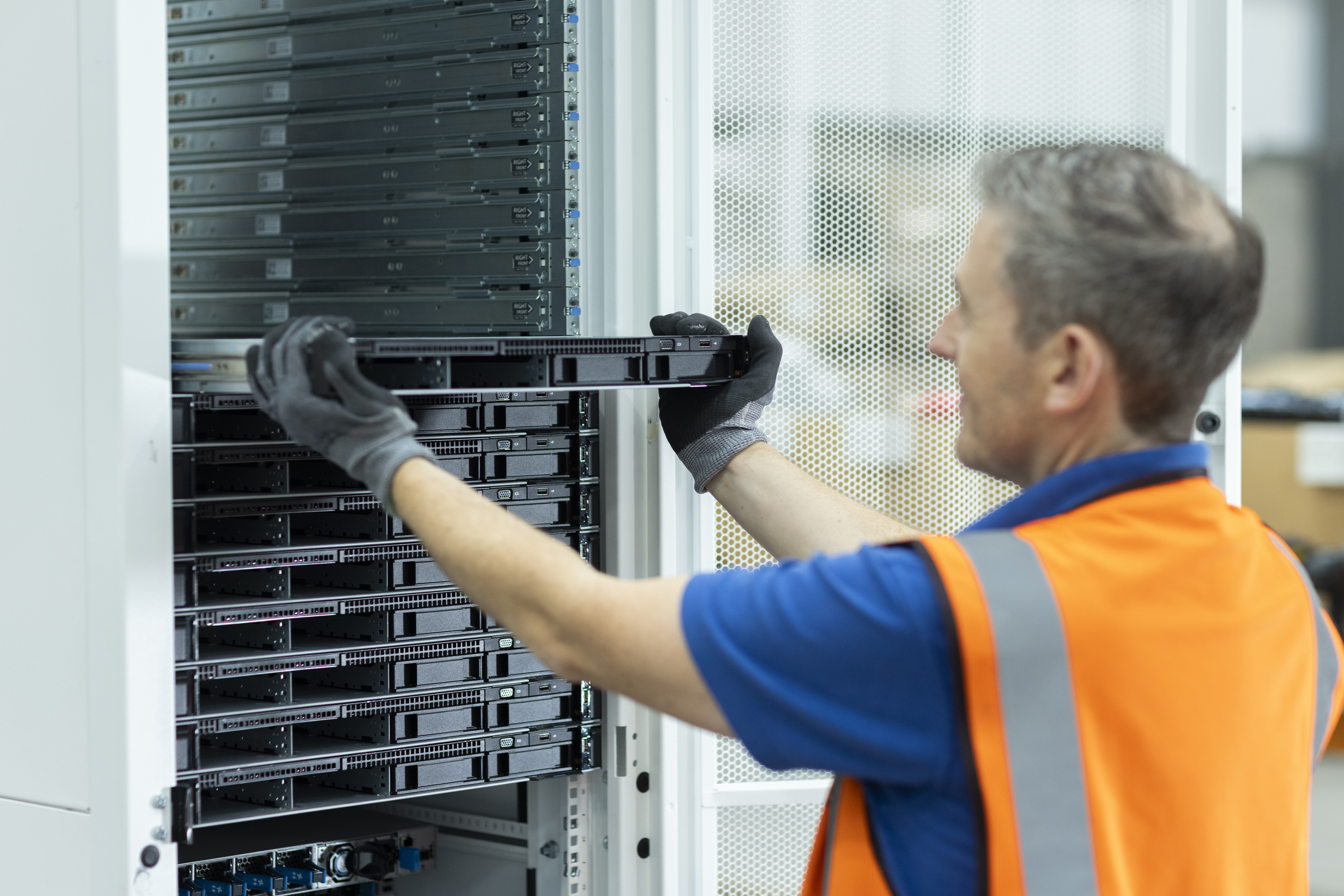 SKtes_UK_Cannock_Operator inspects server and removes blade