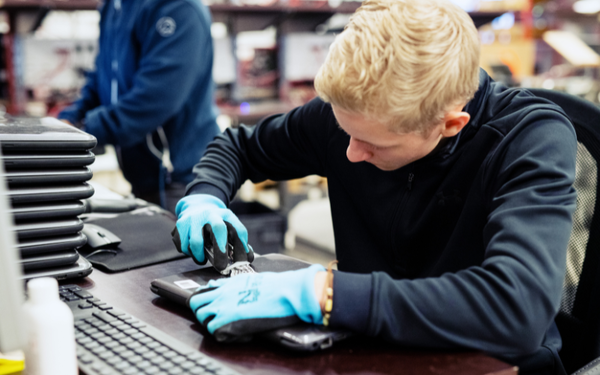 SK Tes employee working on a IT deployment project 2